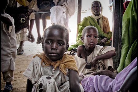 Des enfants patientes pour recevoir des soins médicaux