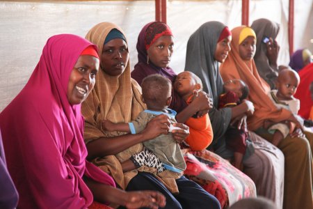 Des femmes et leurs enfants font la queue pour des soins médicaux au camp de réfugiés de Dadaab