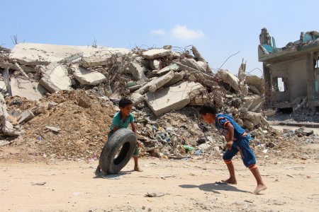 Deux garçons jouent au milieu des décombres dans la bande de Gaza