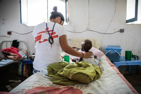 Une infirmière MSF en apprentissage avec un enfant 