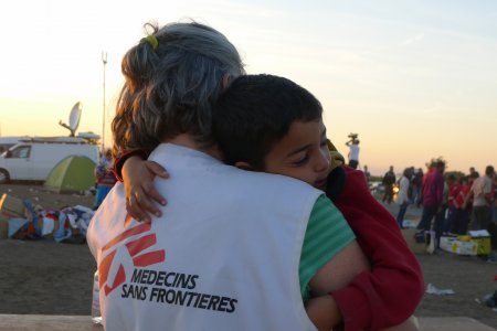Un membre MSF enlace un réfugié à Roszke