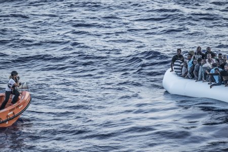 Un responsable MSF mène un sauvetage en Méditerranée