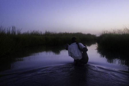 MSF aide un jeune homme à rejoindre Kok Island