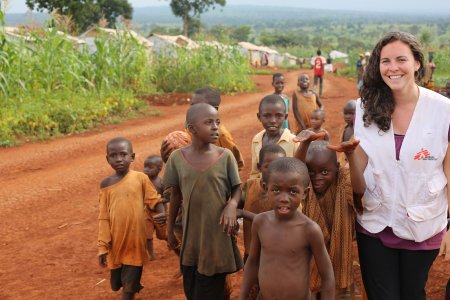 Un membre MSF marche avec des enfants dans le camp Nduta en Tanzanie