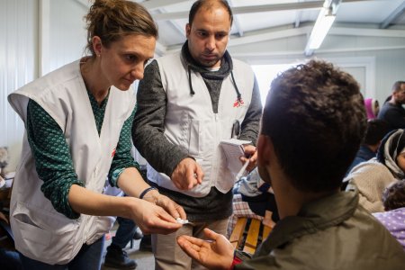 Pourquoi je suis devenu médecin humanitaire Des médecins humanitaires s'occupent d'un patient