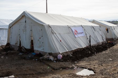 une tente Médecins Sans Frontières pour les réfugiés