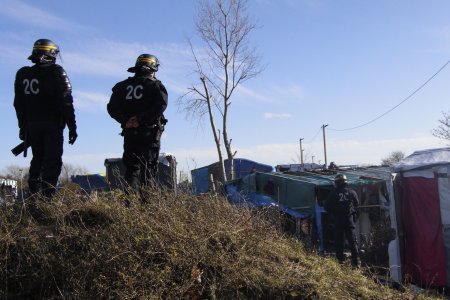 Des policiers surveillent l'évacuation de la Jungle de Calais, dans le nord de la France