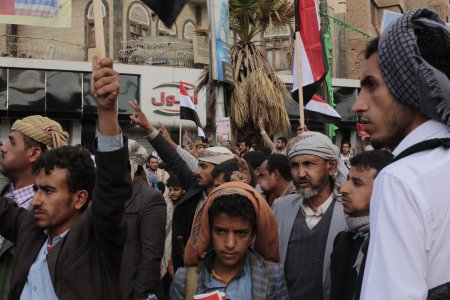 La foule célèbre les printemps arabes dans le nord du Yémen