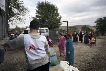 La distribution des produits non alimentaires dans l'un des villages les plus pauvres près de Grozny, appelé le 6ème secteur Uchastok. 