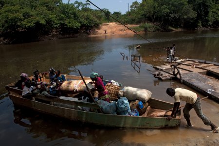 Réfugiés libériens dans une barque