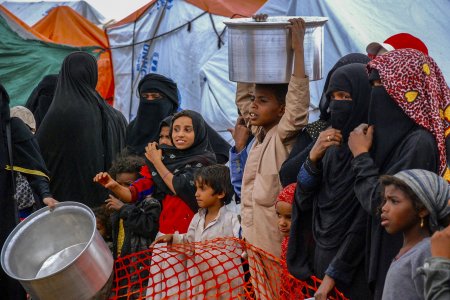 File d'attente pour se procurer de l'eau dans le camp Huth au Yemen