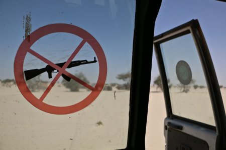 Un signe d'interdiction des armes est collé sur la fenêtre d'une voiture