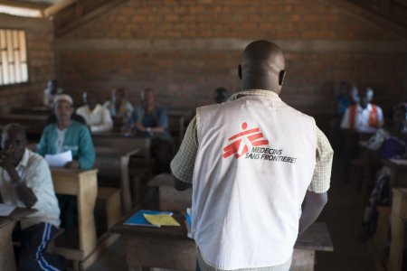 Un travailleur humanitaire MSF dans une salle