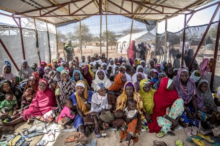 Des femmes sous un abri dans un camp de réfugiés