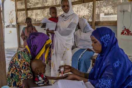 Consultation médicale dans le centre de soins de Diffa au Niger