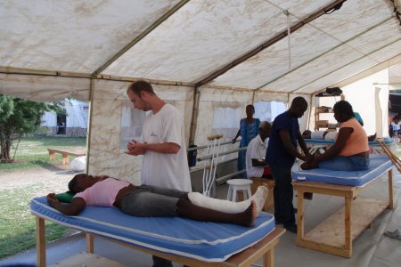 Séance de rééducation dans un centre MSF à Haiti