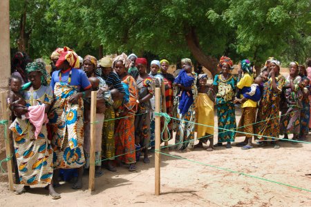Des mères nigériennes font la queue pour accéder au centre de rééducation nutritionnelle 