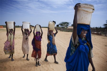 Des enfants transportent de l'eau