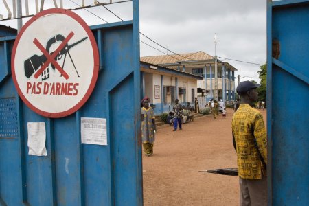 Entrée de l'hôpital de Man avec une pancarte signalant l'interdiction des armes