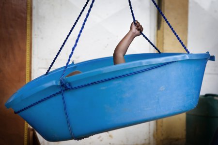 Un enfant en état de malnutrition est pesé par les équipes MSF