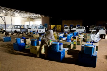Des travailleurs préparent des kits pour les équipes de vaccination