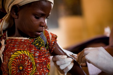 Une fille vaccinée contre la méningite 