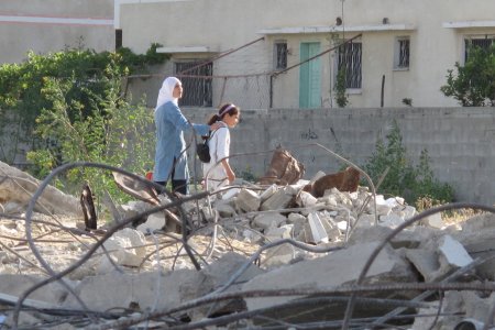 Une femme et une petite fille à Gaza