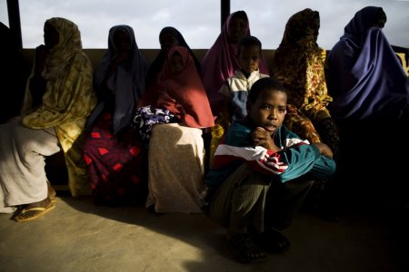 Un enfant et des femmes attendent dans un centre médical 