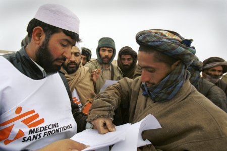 Le personnel MSF et les réfugiés travaillent ensemble