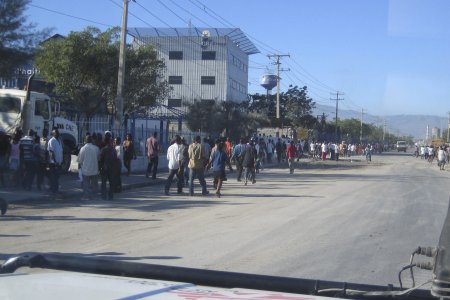 Foule de gens à la recherche de leurs proches dans les rues de Tabarre