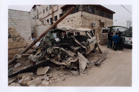 une ambulance détruite par un char d'assaut 