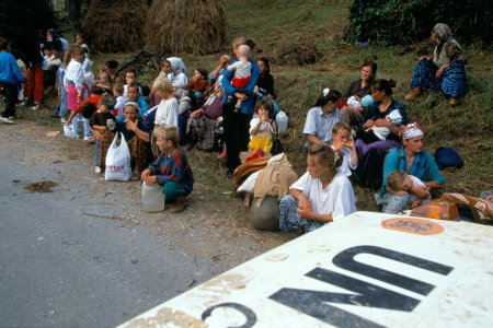 En juillet 1995, une offensive des milices serbes de Bosnie entraîne la chute de l’enclave de Srebrenica. 