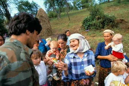 En juillet 1995, une offensive des milices serbes de Bosnie entraine la chute de l’enclave de Srebrenica. 