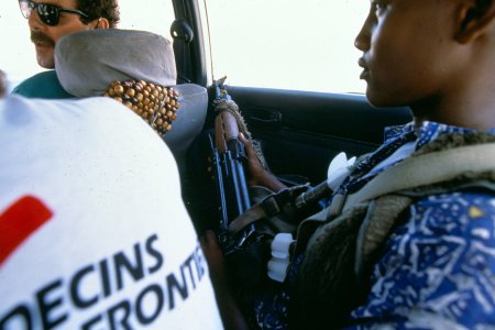 Un homme armé escorte MSF