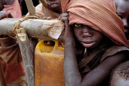 Un enfant fait la queue pour avoir de l'eau