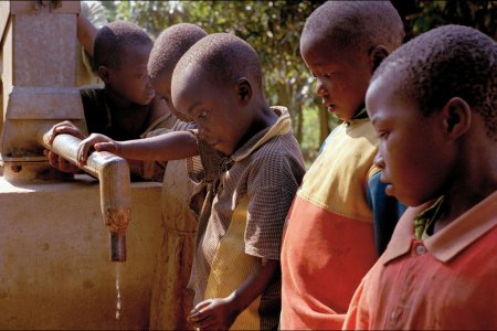 Des enfants s'approvisionnent en eau potable