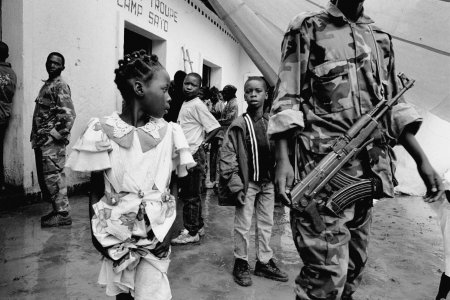 Un soldat devant une église au Congo