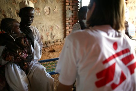 Distribution de plumpynut aux enfants du camp d'Abuzar, Darfour