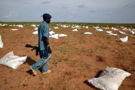 Des sacs de nourriture au Soudan