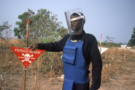 Mine-clearing in Angola