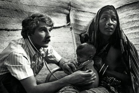 Un docteur examine l'enfant d'une jeune femme dans le camp Faw en Ethiopie