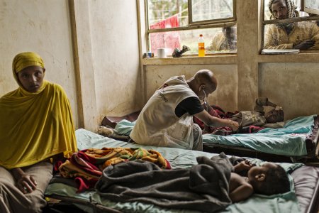 Un médecin ausculte un patient dans un centre de santé de MSF en Ethiopie