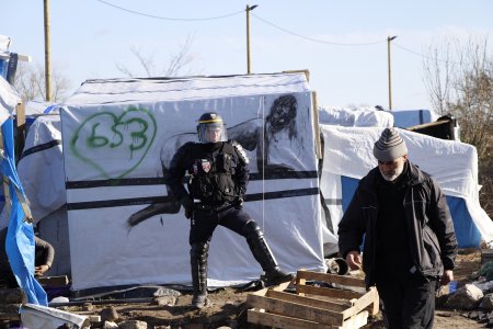 Un CRS surveille l'évacuation d'une partie de la "Jungle" de Calais
