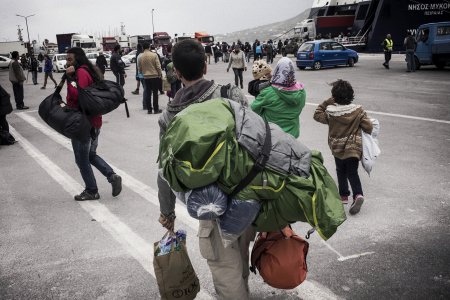 Une famille de réfugiés arrivent à Athènes, en Grèce.