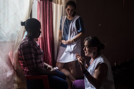 Une équipe MSF explique les objectifs du projet de santé mentale à Tumaco en Colombie