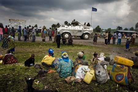 Un véhicule de la MONUC arrive au camp de Kibati, au nord de Goma, en RDC