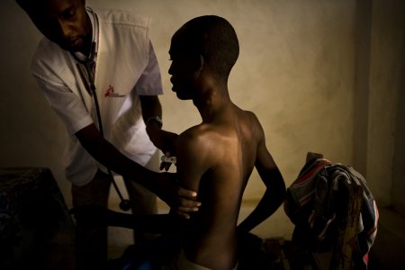 Un médecin travaillant pour MSF ausculte un réfugié somalien dans le camp de Dagahaley, au Kenya.