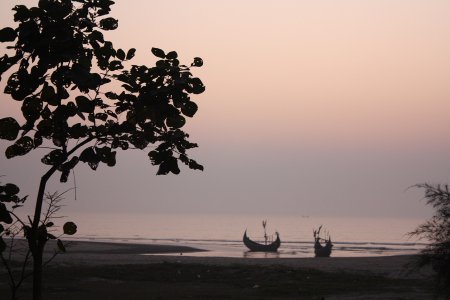 Vue d'un coucher de soleil sur une plage, au Bangladesh