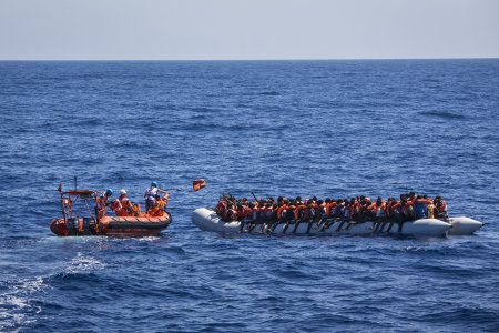 Les équipes de MSF distribuent des gilets de sauvetage à des migrants sur un bateau en mer Méditerranée