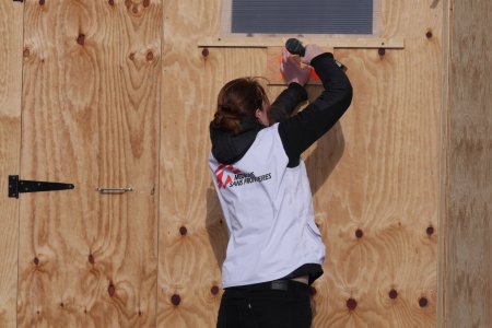 Un membre MSF participe à la construction d'abris dans le camp de La Linière